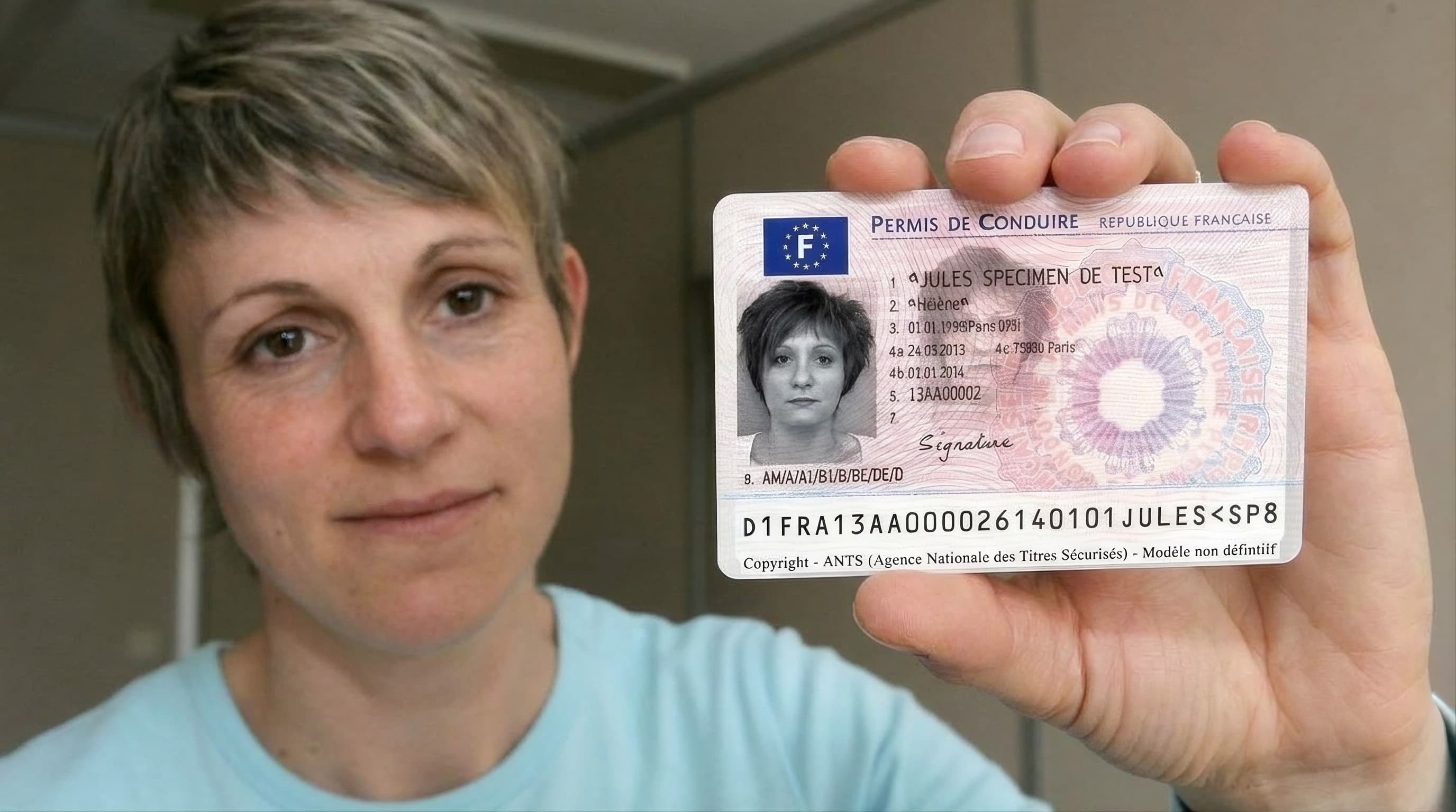 Une cliente présente son permis de conduire français